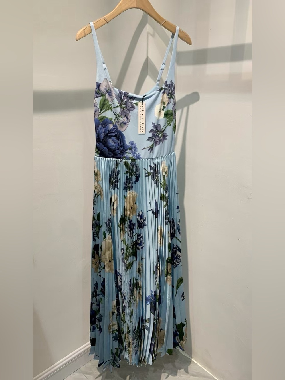 NWOT Alice + Olivia Carolyn Pleated Gown in Light Blue, Size US 2/4/6/8/10